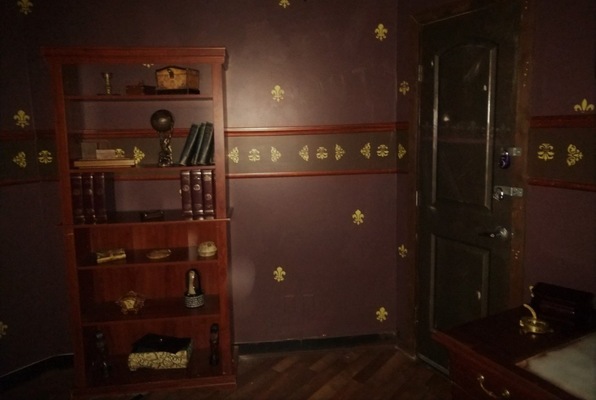 Escape the Manor (15 Locks) Escape Room